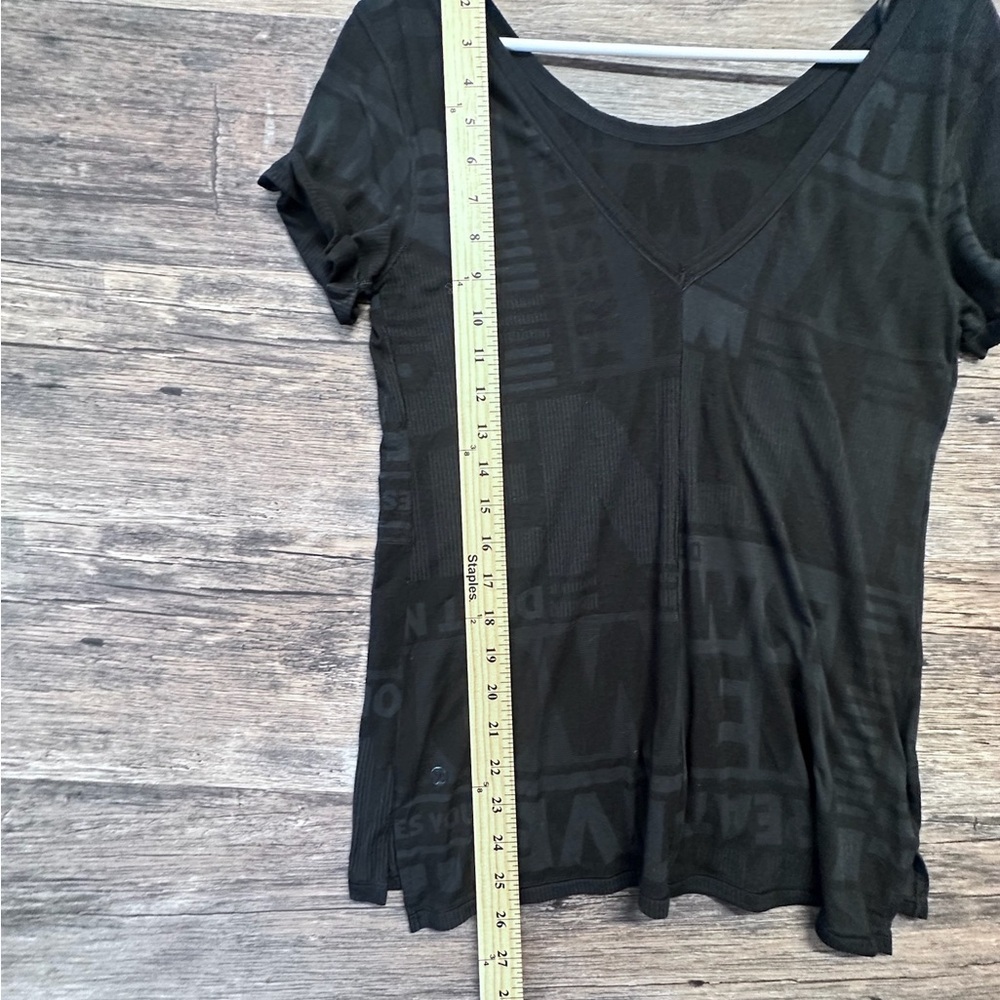 Lululemon Athletica Black Graphic Womens Vneck Short Sleeve Tee - Picture 8 of 8